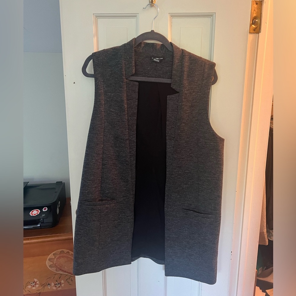 Club Monaco size M grey vest, knife pockets, black interior